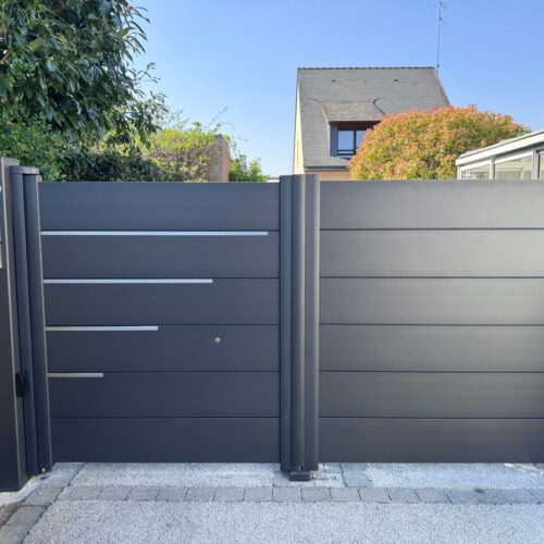 Portail 2 vantaux Déco avec lames alu inox motorisé FAAC