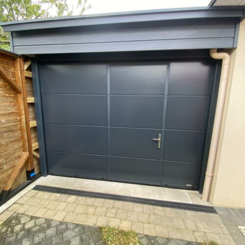 Porte de garage sectionnelle motorisée avec portillon